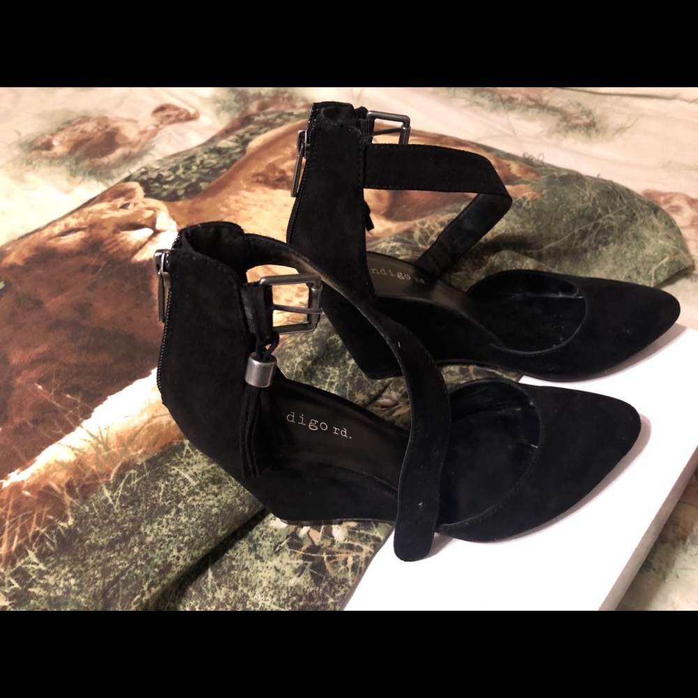 Black suede tassel shoes